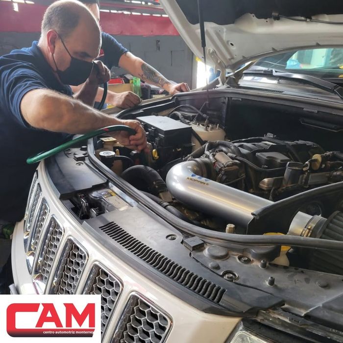 Mecánico trabajando en el motor de una camioneta